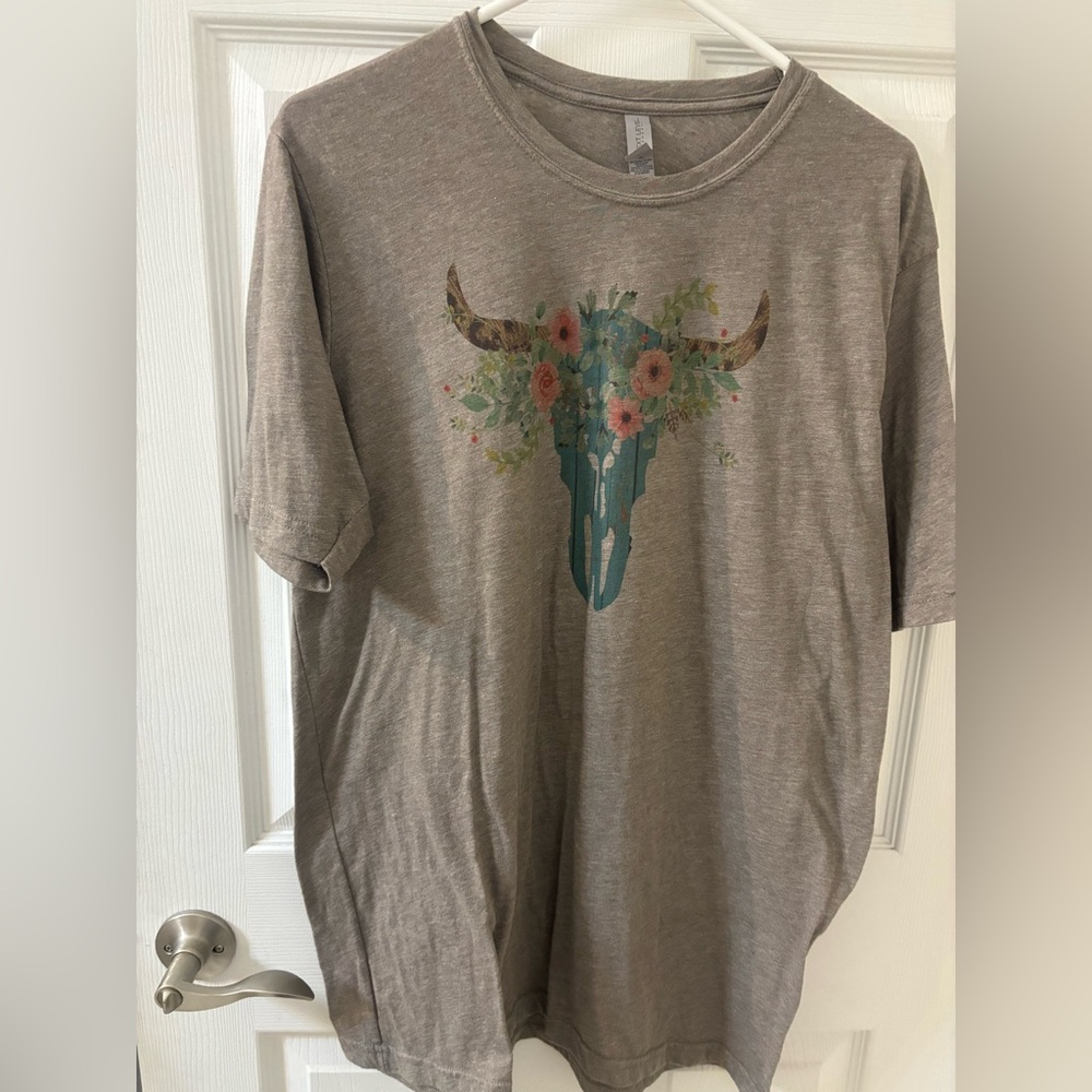 5/$25 Gray Graphic T-Shirt with Floral Bull Skull- Like New